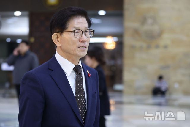 김문수 고용노동부 장관이 지난 9일 오후 서울 여의도 국회에서 열린 본회의에 참석하기 위해 이동하고 있는 모습. 2025.01.09. / 사진 = 뉴시스