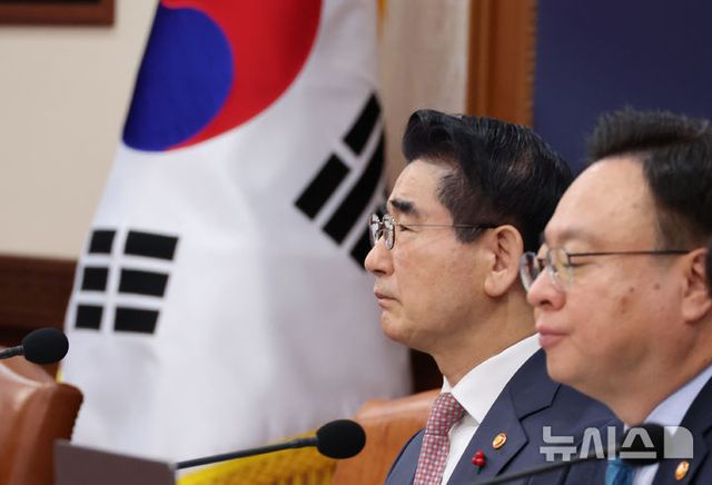 김용현 국방부 장관이 지난달 3일 오전 서울 종로구 정부서울청사에서 세종-서울 영상으로 열린 국무회의에 참석해 한덕수 국무총리의 발언을 듣고 있다. 2024.12.03. / 사진=&nbsp; 뉴시스