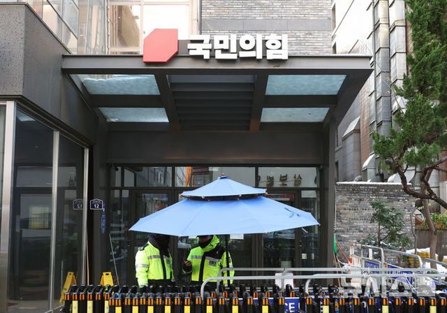 명태균 씨의 '공천 개입' 의혹을 수사 중인 검찰이 28일 국민의힘 중앙당사에 대한 추가 압수수색에 나섰다. 지난 2022년 6월 재보궐 선거 당시 이뤄졌던 대화 내역을 확보 시도하는 것으로 알려졌다. / 사진 = 뉴시스