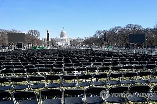 미 워싱턴DC 국회의사당 앞에 놓인 의자들[AFP=연합뉴스] / 사진 = 연합뉴스
