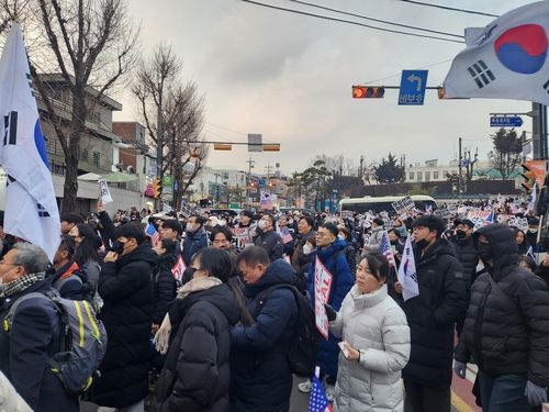 서울 종로구 재동초 앞 집회에 참여한 윤석열 대통령 지지자들 / 사진 = 연합뉴스