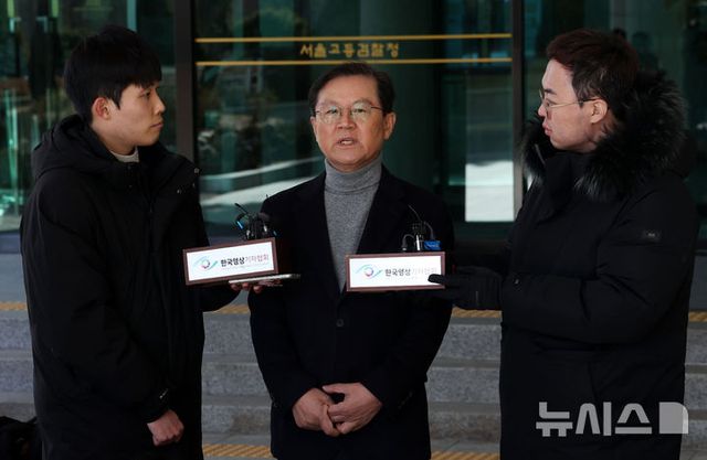 윤석열 대통령을 변호하는 윤갑근 변호사가 31일 서울 서초구 서울고등검찰청 앞에서 윤 대통령 체포영장 발부에 대한 입장을 밝히고 있다. 2024.12.31. / 사진&nbsp; = 뉴시스