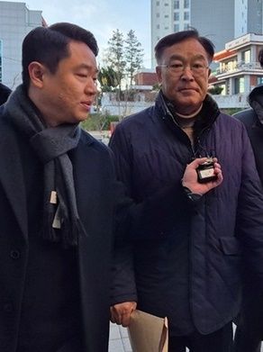 김진하 양양군수가 2일 성 비위와 금품수수 등의 혐의 구속영장이 청구된 가운데 구속 전 피의자 심사를 받기 위해 춘천지법 속초지원에 들어가고 있다.&nbsp; *재판매 및 DB 금지 / 사진 = 뉴시스