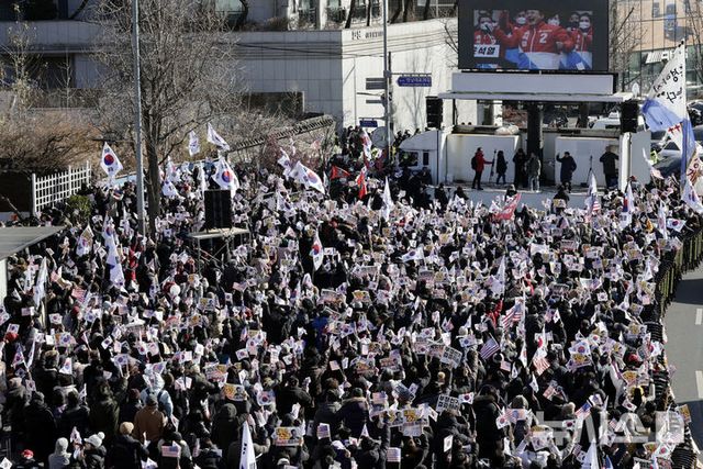 2일 서울 용산구 한남동 대통령 관저 인근에서 윤석열 대통령 지지자들이 탄핵 반대 집회를 하고 있다. 2025.01.02. / 사진 = 뉴시스