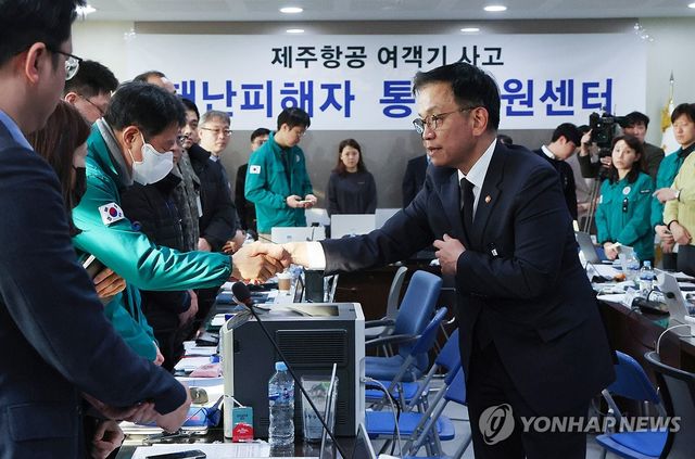 최상목 대통령 권한대행 부총리 겸 기획재정부 장관이 2일 전남 무안국제공항 관리동을 찾아 제주항공 여객기 사고 재난피해자 통합지원센터 근무자를 격려하고 있다. 2025.1.2 [대통령실통신사진기자단] / 사진 = 연합뉴스