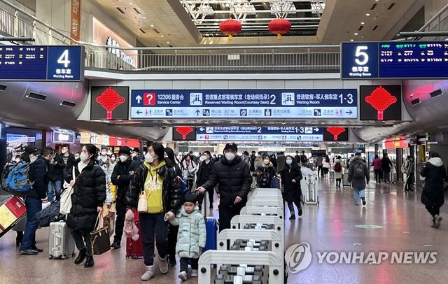 중국&nbsp;춘제&nbsp;앞두고 기차 기다리는 사람들 / 사진 = 연합뉴스