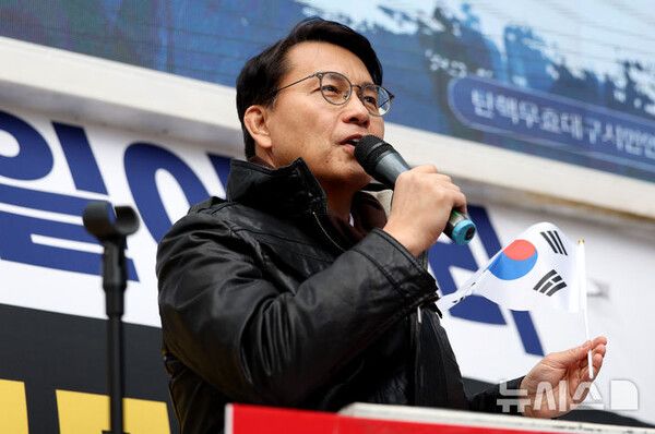 윤상현 국민의힘 의원이 25일 대구 중구 동양생명빌딩 앞에서 열린 부정선거 규탄 및 탄핵 반대 집회에서 발언을 하고 있다. 2025.01.25. / 사진 = 뉴시스