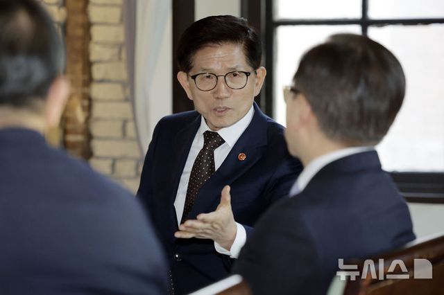 김문수 고용노동부 장관이 지난 22일 서울 명동 로얄호텔에서 열린 2025년 제1차 청년고용촉진특별위원회에 참석해 발언하고 있다. (사진=고용노동부 제공) 2025.01.22.&nbsp; / 사진 = 뉴시스