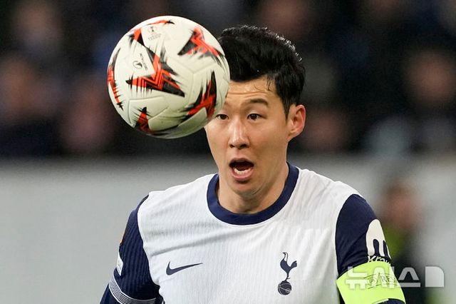 [진스하임=AP/뉴시스] 토트넘 홋스퍼의 손흥민이 23일(현지 시간) 독일 진스하임의 프리제로 아레나에서 열린 2024-25 유럽축구연맹 유로파리그(UEL) 리그 페이즈 7차전 호펜하임(독일)과의 경기 중 공을 다루고 있다. 손흥민은 79분을 뛰면서 멀티 골(시즌 9·10호)을 기록하며 3-2 승리를 이끌었다. 2025.01.24. / 사진 = 뉴시스