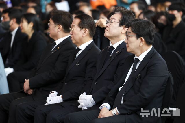 우원식 국회의장, 권영세 국민의힘 비상대책위원장과, 이재명 더불어민주당 대표, 권성동 국민의힘 원내대표가 18일 전남 무안국제공항에서 열린 제주항공 여객기 사고 합동 추모식에 참석해 있다. 2025.01.18. / 사진 = 뉴시스