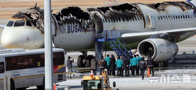 박형준 부산시장 등이 29일 오전 부산 강서구 김해국제공항 에어부산 항공기 화재현장을 둘러보고 있다. 이 화재는 지난 28일 오후 10시26분께 김해국제공항 계류장에 있던 홍콩행 에어부산 BX391편 항공기(기종 A321) 후미에서 발생해 기내 전체를 태우고 약 1시간 만에 진화됐다. 불이 나자 승객 170명(탑승정비사 1명 포함), 승무원 6명 등 총 176명이 긴급 대피했고, 이 과정에서 승객 3명과 승무원 4명이 경상을 입고 인근 병원으로 이송됐다. 2025.01.29. / 사진 = 뉴시스