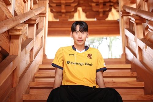 광주FC 유니폼 입고 광주 희경루에서 포즈 취한 황재환[광주FC 제공. 재판매 및 DB 금지] / 사진 = 연합뉴스