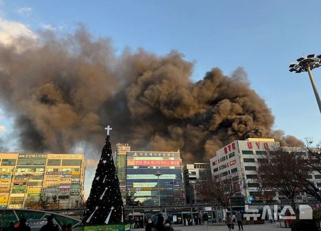 3일 오후 4시37분께 경기 성남시 분당구 8층짜리 상가 건물에 화재가 나 소방당국이 진화에 나섰다. (사진=경기도소방재난본부 제공) 2025.01.03.&nbsp; *재판매 및 DB 금지 / 사진 = 뉴시스
