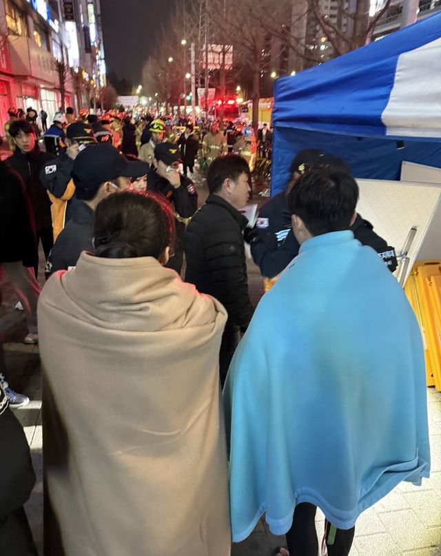 경기소방이 지원한 모포를 덮고 있는 화재 대피자 모습. (사진=경기도소방재난본부 제공) 2025.01.03.&nbsp; *재판매 및 DB 금지 / 사진 = 뉴시스