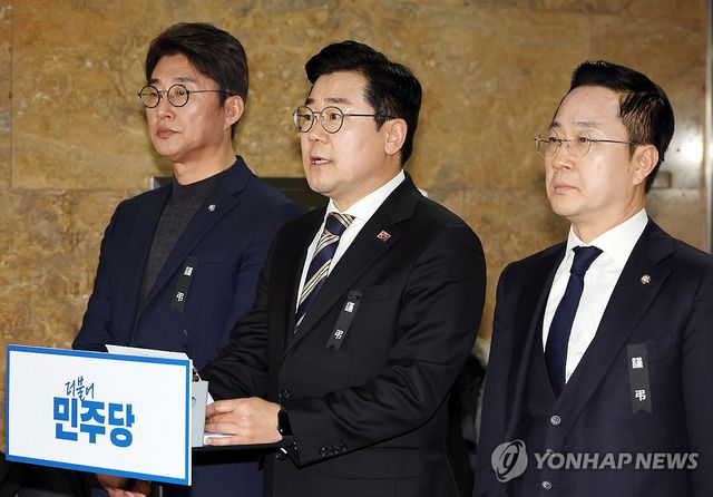 더불어민주당 박찬대 원내대표가 3일 오후 국회에서 체포영장 집행 중지 관련 입장을 발표하고 있다. 2025.1.3&nbsp; / 사진 = 연합뉴스