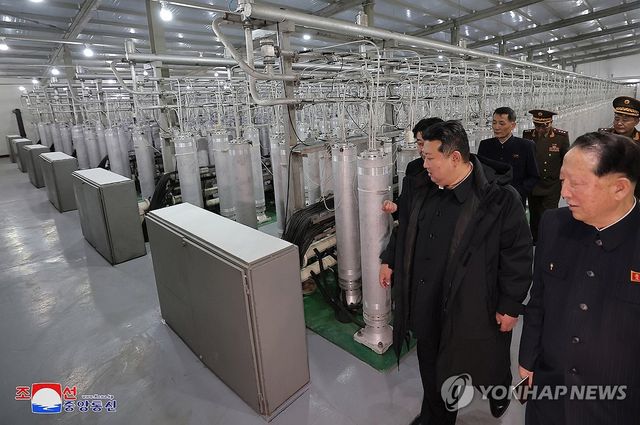 (평양 조선중앙통신=연합뉴스) 김정은 북한 국무위원장이 핵물질 생산기지와 핵무기연구소를 현지지도했다고 조선중앙통신이 29일 보도했다. 2025.1.29[국내에서만 사용가능. 재배포 금지. For Use Only in the Republic of Korea. No Redistribution] / 사진 = 연합뉴스