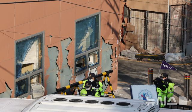 지난 19일 윤석열 대통령 지지자들의 폭력 사태가 벌어진 서울 마포구 서울서부지방법원의 외벽과 유리창이 파손돼 있다. 2025.01.19. / 사진 = 뉴시스