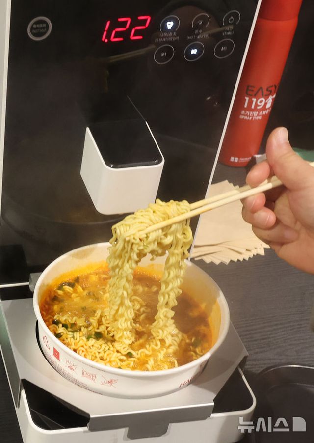 라면을 끓이는 모습. 사진은 이해를 돕기 위한 것으로, 기사 특정 내용과 관계 없음. (뉴시스DB)