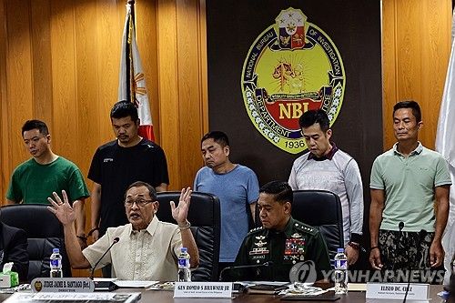 필리핀 당국에 체포된 중국인 간첩들(뒷줄)[EPA 연합뉴스 자료사진. 재배포 및 판매 금지] / 사진 = 연합뉴스