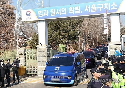 헌법재판소에서 윤석열 대통령의 탄핵심판 4차 변론이 예정된 23일 경기 의왕시 서울구치소에서 윤 대통령이 탄 법무부 호송차량 행렬이 이동하고 있다. 2025.1.23 / 사진 = 연합뉴스