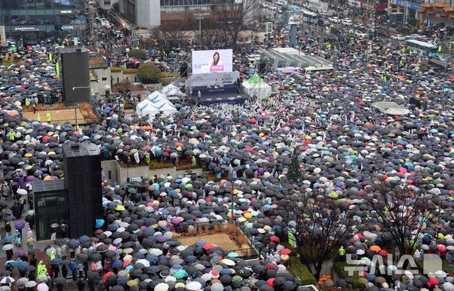 윤석열 대통령 탄핵 반대 집회인 '세이브코리아 국가비상기도회'가 열린 1일 오후 부산 동구 부산역 광장에서 수만 명에 달하는 참가자들이 우산을 쓰거나 우의를 입은 채 구호를 외치고 있다. 2025.02.01. / 사진&nbsp; =뉴시스