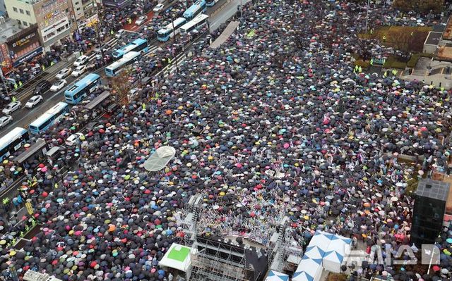 윤석열 대통령 탄핵 반대 집회인 '세이브코리아 국가비상기도회'가 열린 1일 오후 부산 동구 부산역 광장에서 수만 명에 달하는 참가자들이 우산을 쓰거나 우의를 입은 채 구호를 외치고 있다. 2025.02.01. / 사진 = 뉴시스