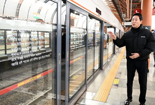 오세훈 서울시장이 30일(목) 오전 옥수역을 방문해 승강장안전문, 자동안전발판 등 안전시설 현황을 점검하고 있다. 2025.01.30. (사진=서울시 제공) *재판매 및 DB 금지 / 사진 = 뉴시스