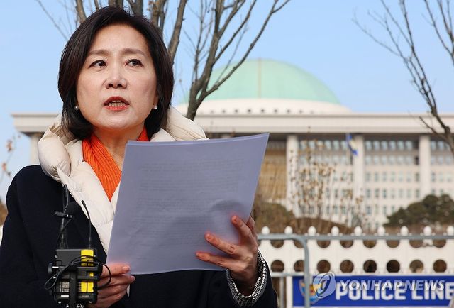 개혁신당 허은아 전 대표가 10일 서울 여의도 국회 앞에서 직무정지에 대한 법원 가처분 신청 기각 관련 기자회견을 하고 있다.허 전 대표는 사법부의 판단을 존중하며 대표직에 연연하지는 않지만 이준석 전 대표와 천하람 권한대행이 제기한 