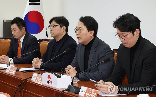 개혁신당 천하람 원내대표 겸 당 대표 권한대행(오른쪽 두번째)이 10일 국회에서 열린 최고위원회의에서 발언하고 있다. 2025.2.10 / 사진 = 연합뉴스