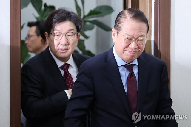 국민의힘 권영세 비상대책위원장과 권성동 원내대표가 10일 서울 여의도 국회에서 열린 비상대책위원회의에 참석하고 있다. 2025.2.10&nbsp; / 사진 = 연합뉴스