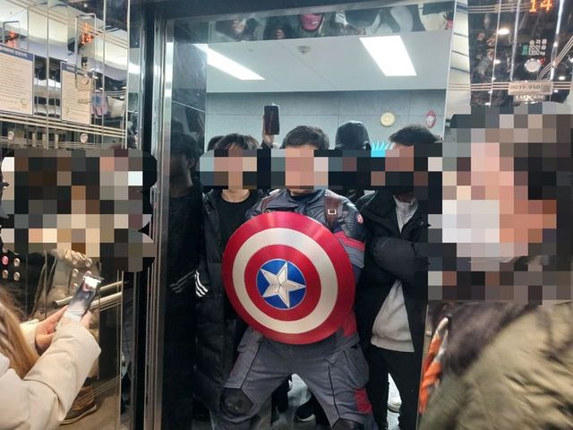 윤석열 대통령 지지자들이 서울 중구 인권위 건물 14층 엘리베이터 앞을 막고 서 있다. 2025.02.10. *재판매 및 DB 금지 / 사진 = 뉴시스