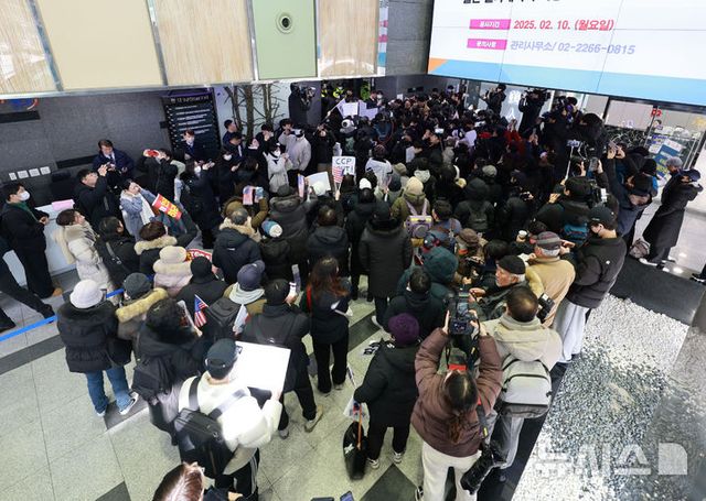 국가인권위원회 제2차 전원위원회가 열린 10일 서울 중구 국가인권위원회 앞에서 윤석열 대통령 지지자들이 탄핵심판 방어권 보장 안건 통과를 촉구하며 회의장 진입을 시도하고 있다. 2025.02.10. / 사진 = 뉴시스