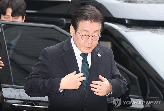 더불어민주당 이재명 대표가 12일 서울 서초구 서울고등법원에서 열린 공직선거법 위반 사건 2심 속행공판에 출석하고 있다. 2025.2.12 / 사진 = 연합뉴스