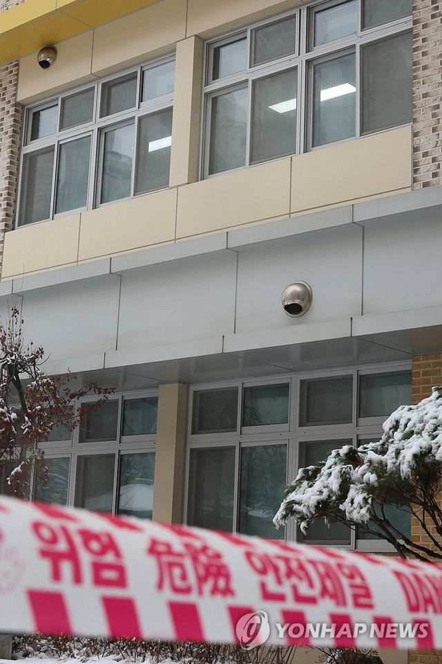 대전 초등학생 김하늘 양 피살사건이 발생한 대전 서구의 한 초등학교에서 12일 오전, 하늘이가 있었던 돌봄교실인 2학년 3반 교실의 불이 켜져 있다. 경찰은 이날 학교 동의를 구해 학교에서 수사 관련 자료 등을 수집하고 있다. 2025.2.12 / 사진 = 연합뉴스