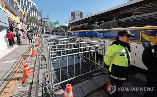 윤석열 대통령 탄핵심판 8차 변론이 열린 13일 서울 종로구 안국역사거리 주변 지하철 환풍구에 안전 펜스가 설치돼 있다. 2025.2.13 / 사진 = 연합뉴스