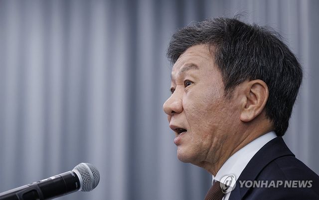 정몽규 대한축구협회장이 11일 서울 종로구 포니정재단 빌딩에서 열린 기자회견에 참석해 신임 회장 선거 관련 입장을 발표한 뒤 취재진 질문에 답하고 있다. 2025.2.11 / 사진 = 연합뉴스