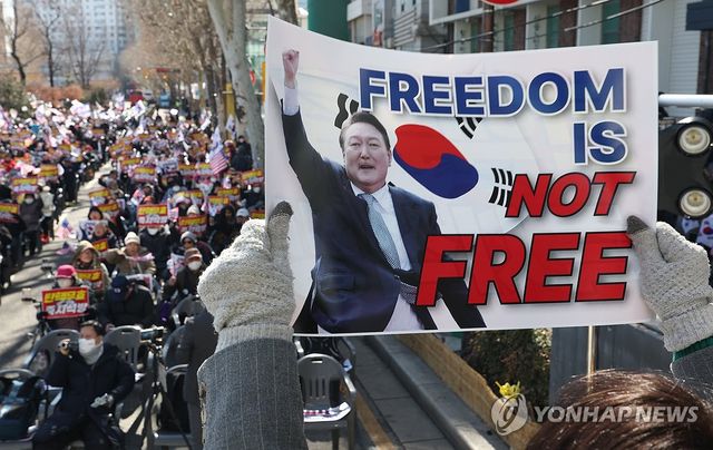 윤석열 대통령 탄핵심판 8차 변론이 열린 13일 서울 종로구 안국역사거리에서 대한민국바로세우기국민운동본부(대국본) 및 윤석열 대통령 지지자들이 탄핵 반대 집회를 하고 있다. 2025.2.13 / 사진 = 연합뉴스