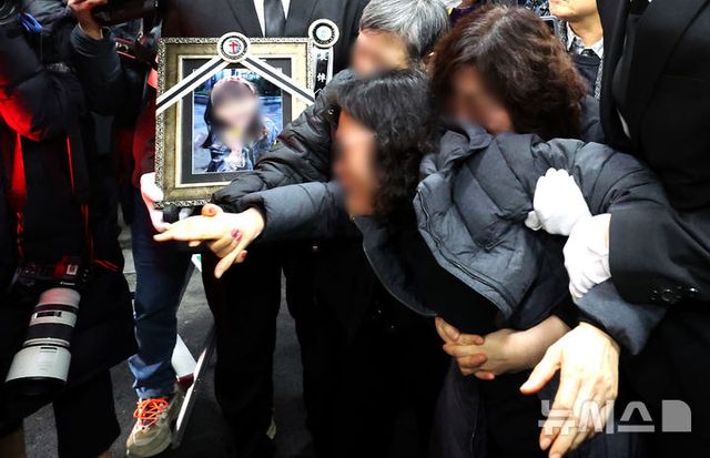 14일 오전 대전 서구 건양대병원 장례식장에서 열린 고 김하늘 양의 발인식에서 유가족들이 하늘 양의 이름을 부르며 오열하고 있다. 2025.02.14 / 사진 = 뉴시스