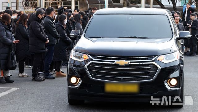 고 김하늘 양의 발인식이 이뤄진 14일 오전 대전 서구 건양대병원 장례식장을 나서는 운구행렬을 향해 학교 선생님들이 고개 숙여 애도하고 있다. 2025.02.14. / 사진 = 뉴시스