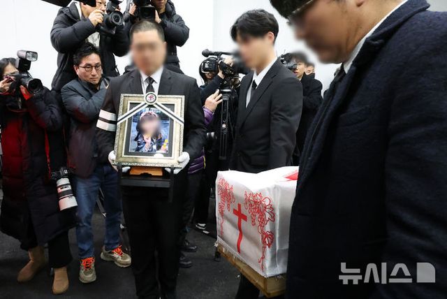 고 김하늘 양의 발인식이 이뤄진 14일 오전 하늘 양의 운구행렬이 대전 서구 건양대병원 영결식장을 나서고 있다. 2025.02.14. / 사진 = 뉴시스