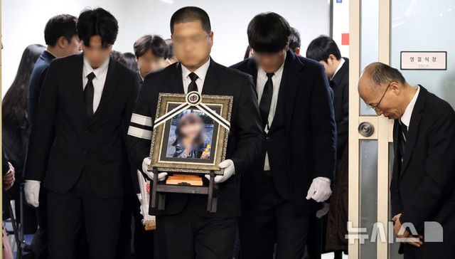 고 김하늘 양의 발인식이 이뤄진 14일 오전 하늘 양의 운구행렬이 대전 서구 건양대병원 영결식장을 나서고 있다. 2025.02.14. / 사진 = 뉴시스