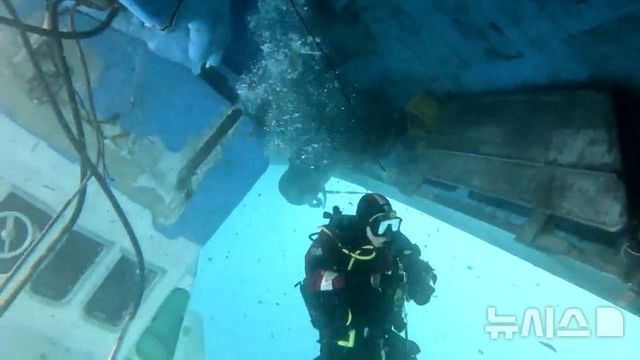 서귀포해양경찰서 잠수요원 등이 14일 서귀포시 남원읍 해상에서 전복된 2066재성호에서 선박 침몰 방지를 위해 리프트백(부이장치)을 설치하고 있다. (사진=제주지방해양경찰청 제공) 2025.02.14. / 사진 = 뉴시스