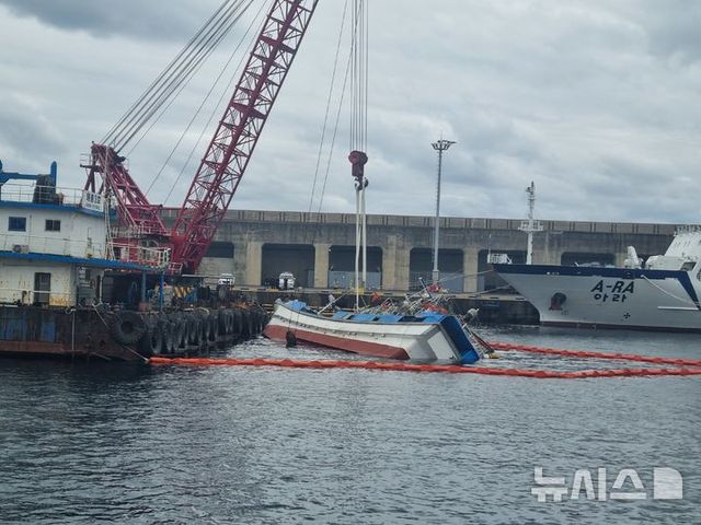 15일 오후 제주 서귀포항에서 재성호 복원 작업이 진행되고 있다. 지난 12일 전복 사고로 재성호 선원 5명은 구조됐으나, 한국인 선원 2명은 숨지고 3명은 실종 상태다. (사진=서귀포해양경찰서 제공) 2025.02.15.&nbsp; *재판매 및 DB 금지 / 사진 = 뉴시스