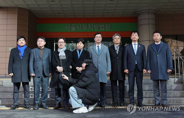 더불어민주당 소속 국회 법제사법위원회 박범계 간사를 비롯한 위원들이 17일 폭력 난동 사태가 일어났던 서울 마포구 서울서부지방법원을 방문해 피해 및 복구 상황을 살펴보기 전 발언하고 있다. 2025.2.17 / 사진 = 연합뉴스