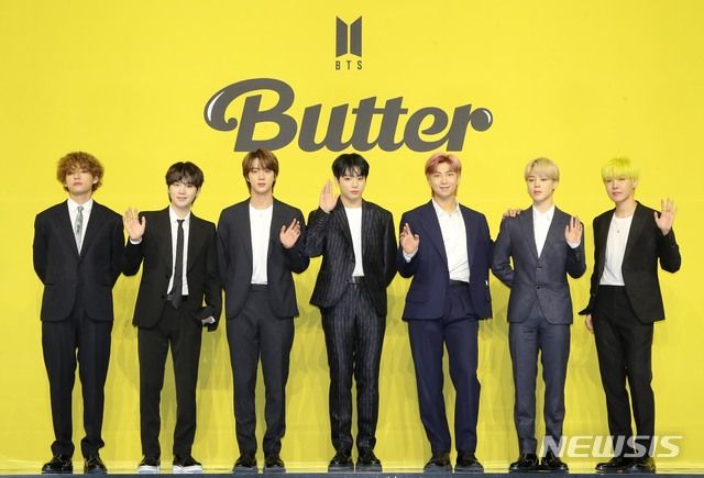 그룹 방탄소년단(BTS)의 뷔(왼쪽부터), 슈가, 진, 정국, RM, 지민, 제이홉이 21일 서울 송파구 올림픽공원 올림픽홀에서 열린 새 디지털 싱글 'Butter'(버터) 발매 기념 글로벌 기자간담회에 참석해 포즈를 취하고 있다. 이번 디지털 싱글 'Butter'(버터)는 2020년 8월 발매와 동시에 전 세계를 강타한 디지털 싱글 'Dynamite'(다이너마이트)에 이은 BTS의 두 번째 영어 곡이다. 2021.05.21. / 사진 = 뉴시스