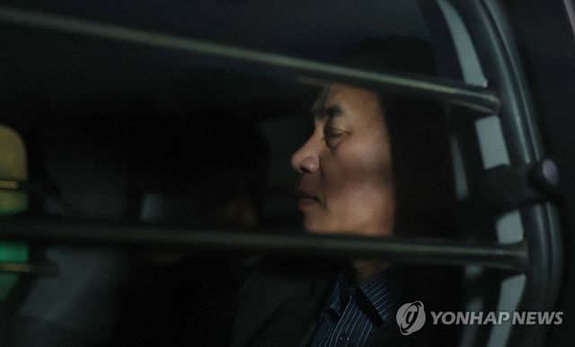 김건희 여사 공천 개입 의혹과 미래한국연구소의 불법 여론조사 의혹 등 사건의 핵심 인물인 명태균 씨가 14일 오후 경남 창원시 성산구 창원지방법원(창원지법)에 구속 전 피의자 심문(영장실질심사)을 마치고 법원을 나서고 있다. 2024.11.14 / 사진 = 연합뉴스