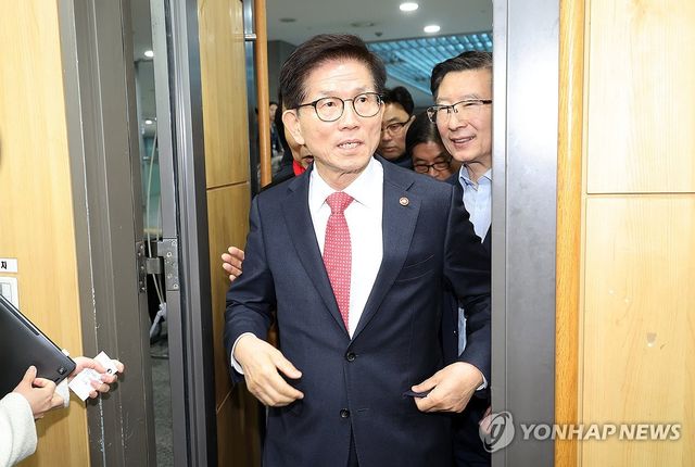 19일 서울 여의도 국회 의원회관에서 열린 '2030·장년 모두 Win-Win하는 노동개혁 대토론회'에 김문수 고용노동부 장관이 참석하고 있다. 2025.2.19 / 사진 = 연합뉴스