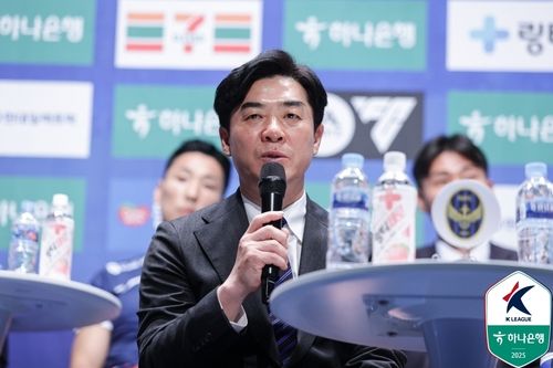 19일 개막 미디어데이에서 발언하는 윤정환 감독[한국프로축구연맹 제공. 재판매 및 DB 금지] / 사진 = 연합뉴스