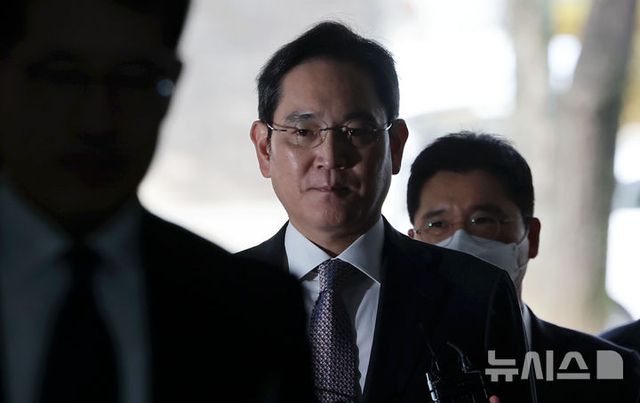 제일모직과 삼성물산의 '부당합병' 의혹으로 기소돼 1심에서 무죄를 선고받은 이재용 삼성전자 회장의 항소심 선고가 3일 내려진다. 사진은 이 회장이 지난해 11월 25일 서울 서초구 서울고등법원에서 열린 '삼성 부당합병 의혹' 관련 항소심 결심 공판에 출석하고 있는 모습. 2024.11.25. / 사진 = 뉴시스