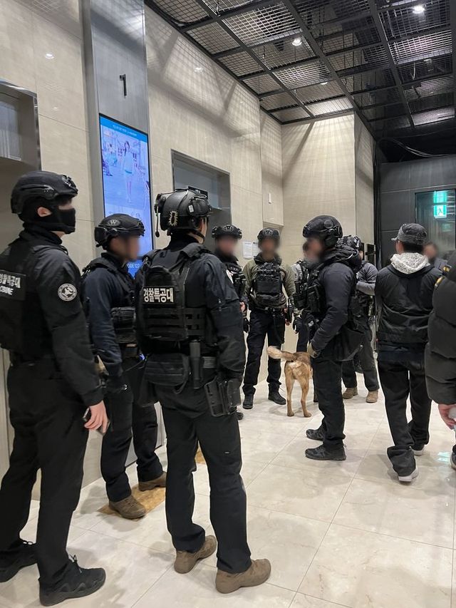 21일 오후 6시24분께 서울 용산구 이태원역 인근 7층짜리 건물 2층 공연장에 폭탄을 설치했다는 신고가 접수돼 관객들이 대피하는 소동이 벌어졌다. 수색 결과 폭발물은 발견되지 않았다. (사진='X'(옛 트위터) 캡처) 2025.02.21.&nbsp; *재판매 및 DB 금지 / 사진 = 뉴시스